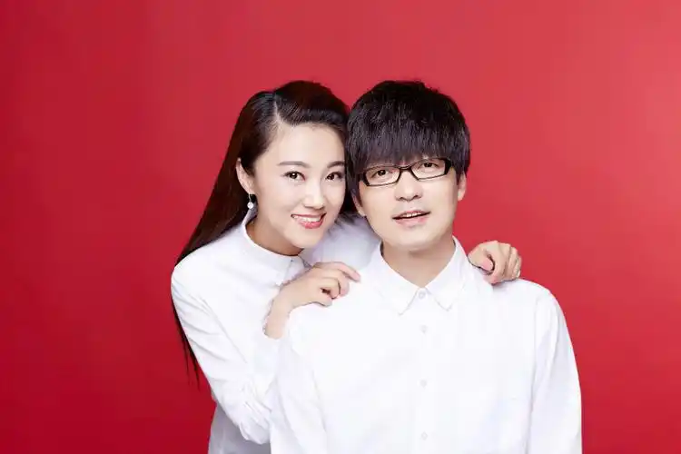 玖月奇迹成员结婚证件照曝光甜蜜吻脸颊