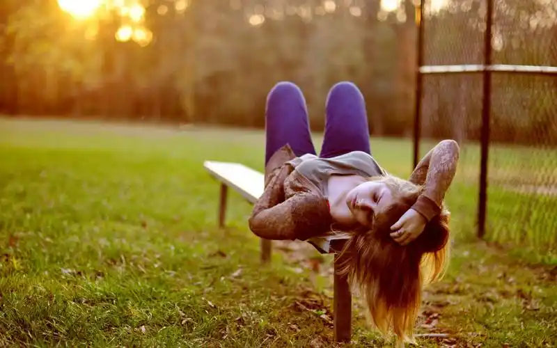 女孩躺在长椅上睡眠