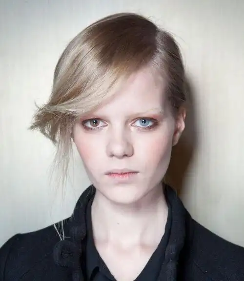 超模拥有罕见异色瞳