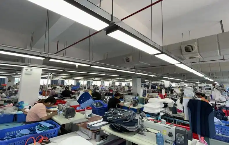 阳光箱包的生产车间内工人们正在赶制订单