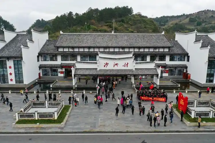 沙洲村成了著名的红色教育基地,参观人员络绎不绝