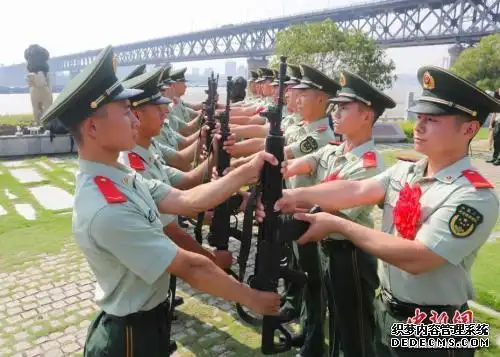 军队文职人员将统一配发制式服装,部分退役军人抚恤和生活补助标准也