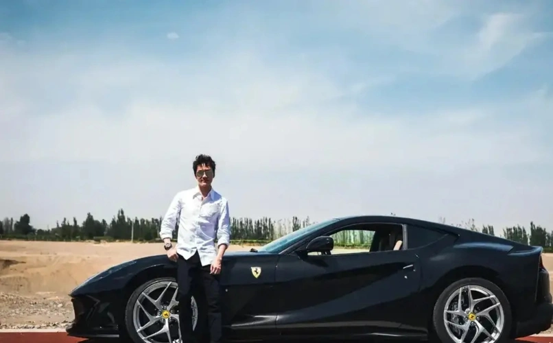 冯绍峰开法拉利的样子太帅了,怪不得曾经能收获赵丽颖的心