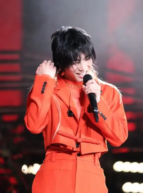 这么多年,最爱的还是红衣~华晨宇超话#2023华晨宇火星演唱会