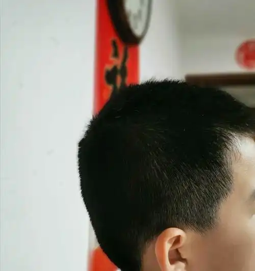 男生头发标准:统一标准小平头.