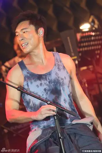许志安唱到兴奋 脱衣秀肌肉