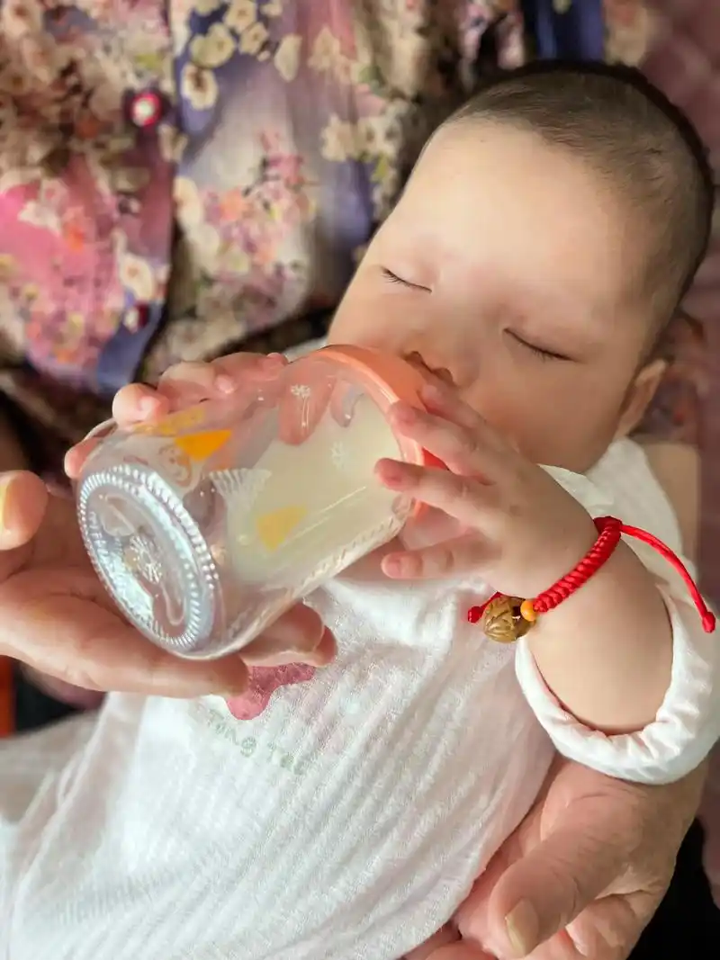 抱奶瓶🍼的小啾宝#今日快乐今日发 #呆萌可爱 #宝宝喝奶