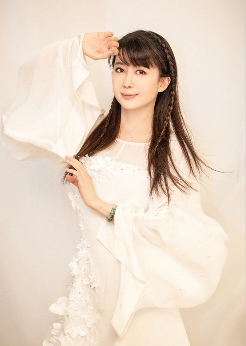 白裙不但"仙"还减龄,"月亮公主"孟庭苇用行动展现这两点