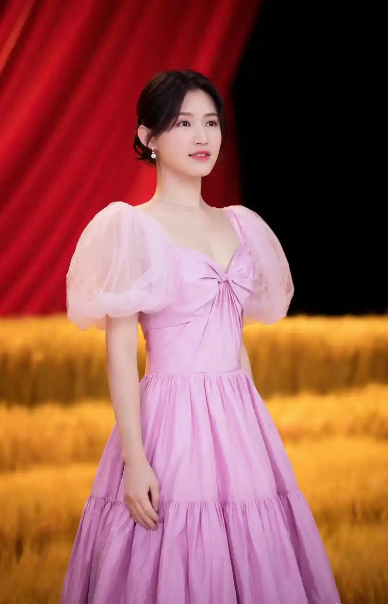 苏青写真图集:秀丽端庄,气质动人