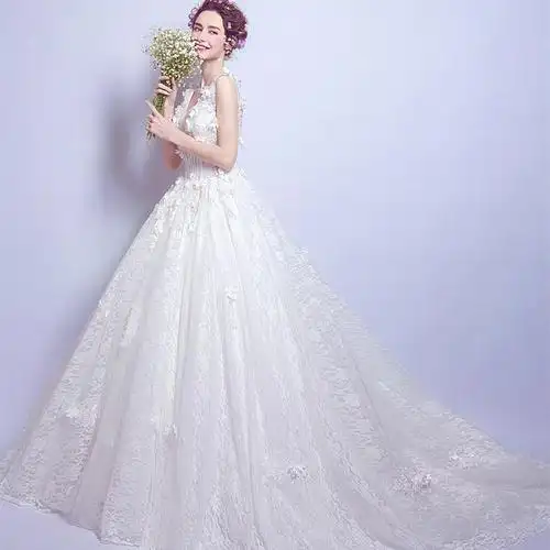 白色拖尾婚纱,让浪漫的时刻只属于你