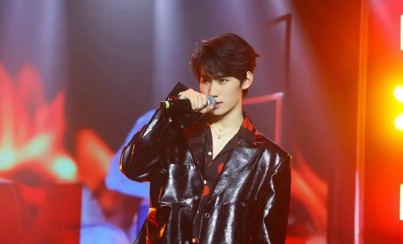 张真源光影皮衣抓拍# 张真源分享的抓拍也好帅,冷峻的脸庞清晰可嫉哪