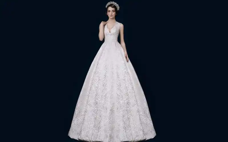 极美白色婚纱优雅美女黑色背景写真