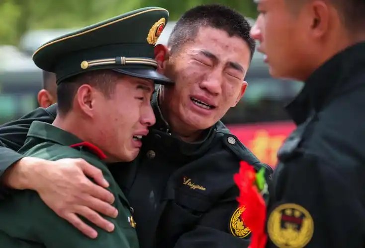 军人退伍有一件必须拿走很多人哭着却不想要