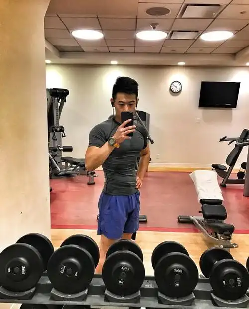 爱健身的空少撸铁锻造出肌肉好身材穿上制服男人味儿十足