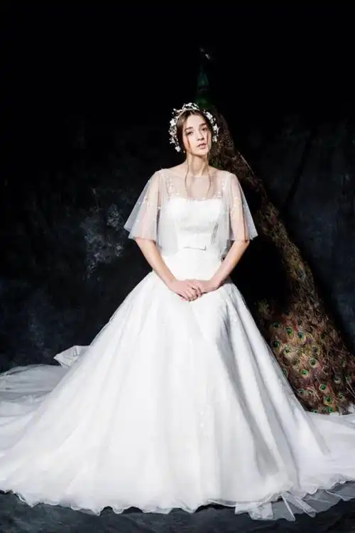 结婚这天,新娘一定要着最美的婚纱出席,才对得起这一辈子只有一次的