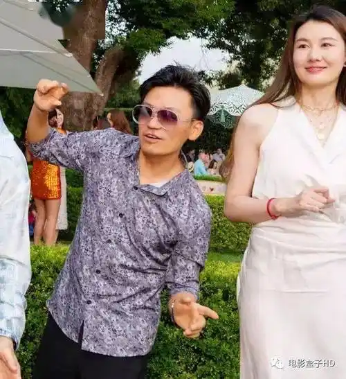 王宝强携女友冯清公开露面!颜值身高气质反差大,被吐槽不般配!