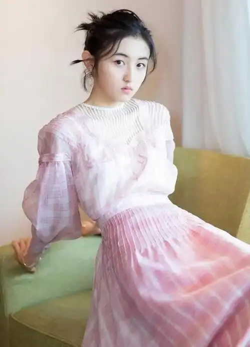 但是,粉丝们的心却久久不能平静,他们迫不及待地期待着王一博在巴黎