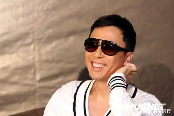 甄子丹,露着大门牙.