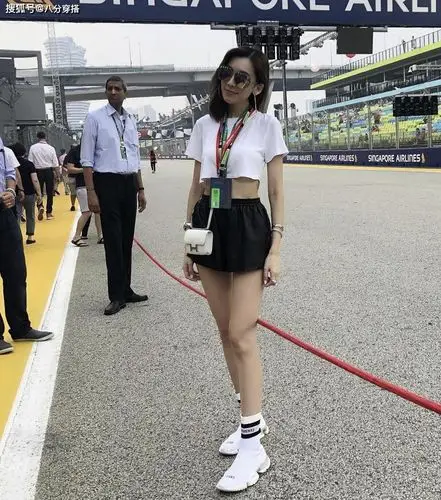 陈若仪真是个时髦精白色背心配背带裤青春靓丽少女感爆棚