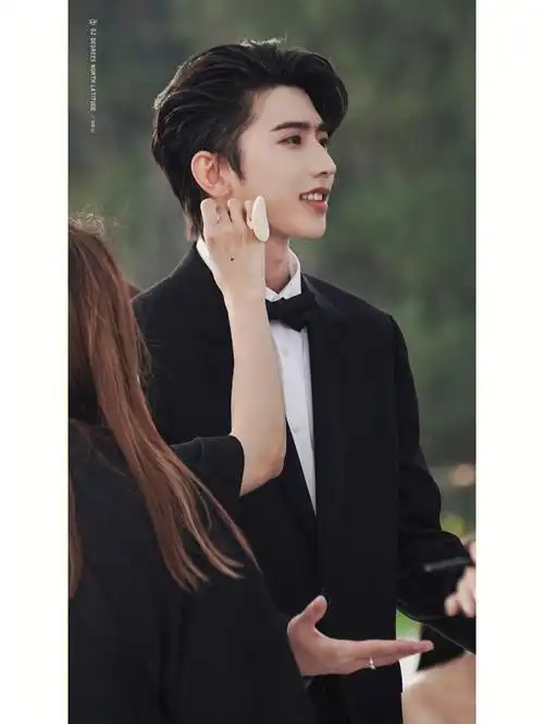 蔡徐坤2021gq我只能说根本挪不开眼