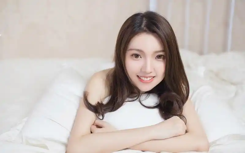 性感吊带美女床上诱惑写真图片壁纸