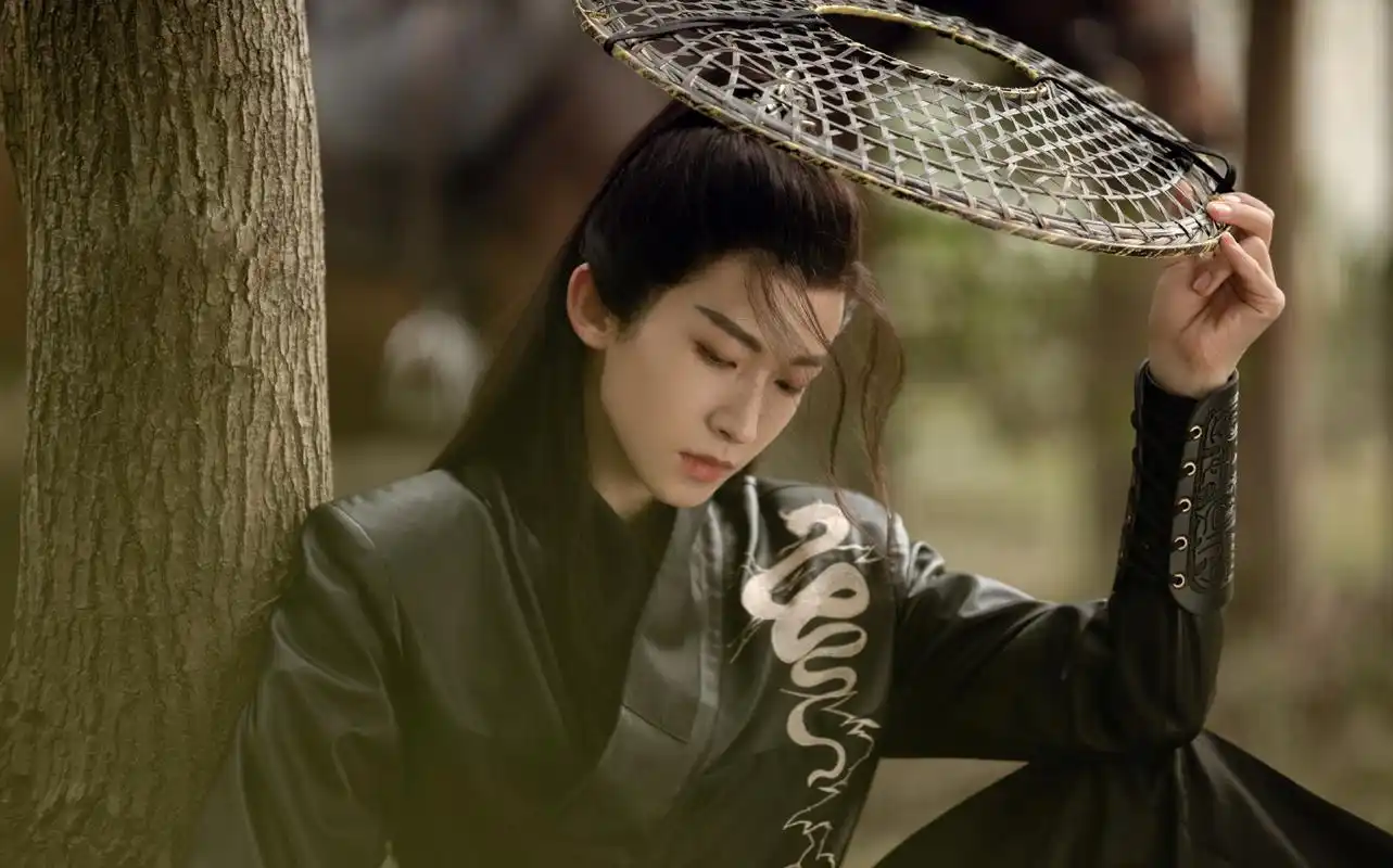 武侠小说男主有脸了!刘宇穿汉服像是意气风发的少侠,太飒了