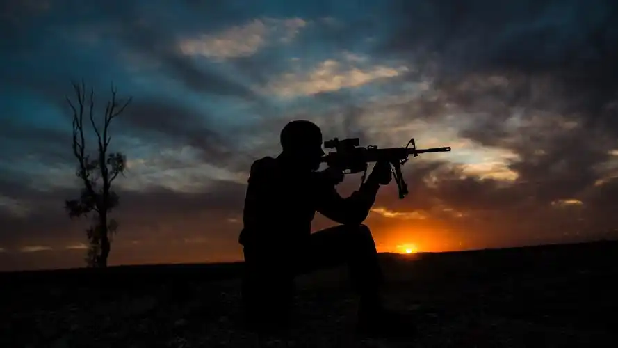 士兵,剪影,武器,日落 iphone 壁纸