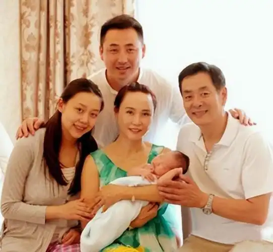 回顾濮方父亲是濮存昕倒贴50万下嫁农村小伙结婚11年成赢家