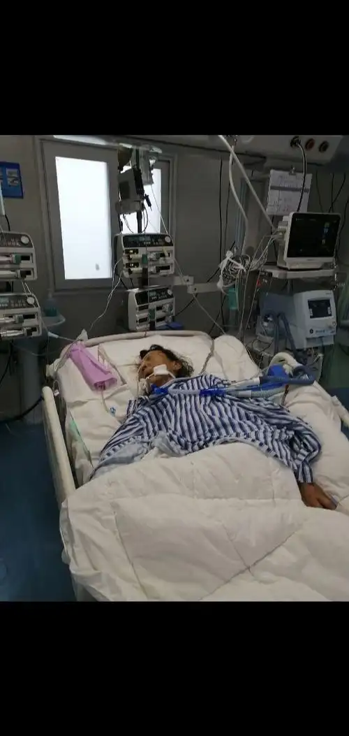 这是唐山市南湖医院的重症监护室把我妈81的人插管嗓子插灿了,吃不进