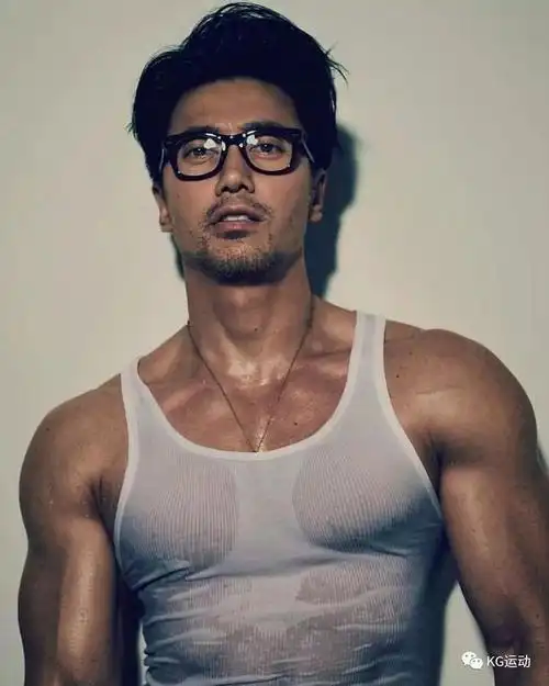 当然 身材好的人衣品是不会差的 (k妹觉得他留胡子有点金城武的