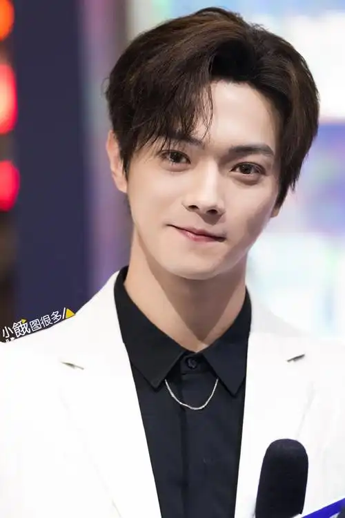 许凯白色西装氛围感大片