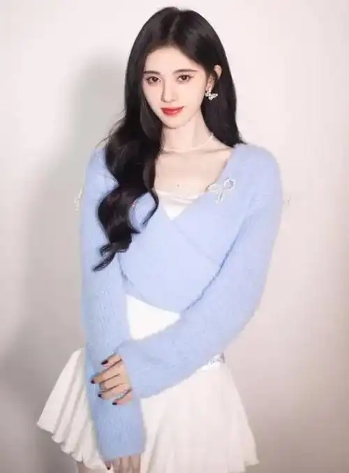 看脸绝美,但是头大,腿短是硬伤|沈月|整容|鞠婧祎|性感美女_网易订阅