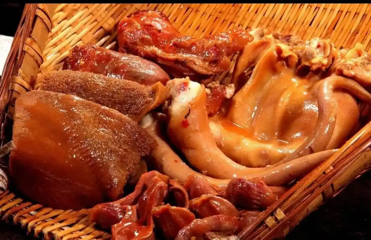 川卤享的是热情,现卤品的是初心.食材新鲜,现 - 抖音