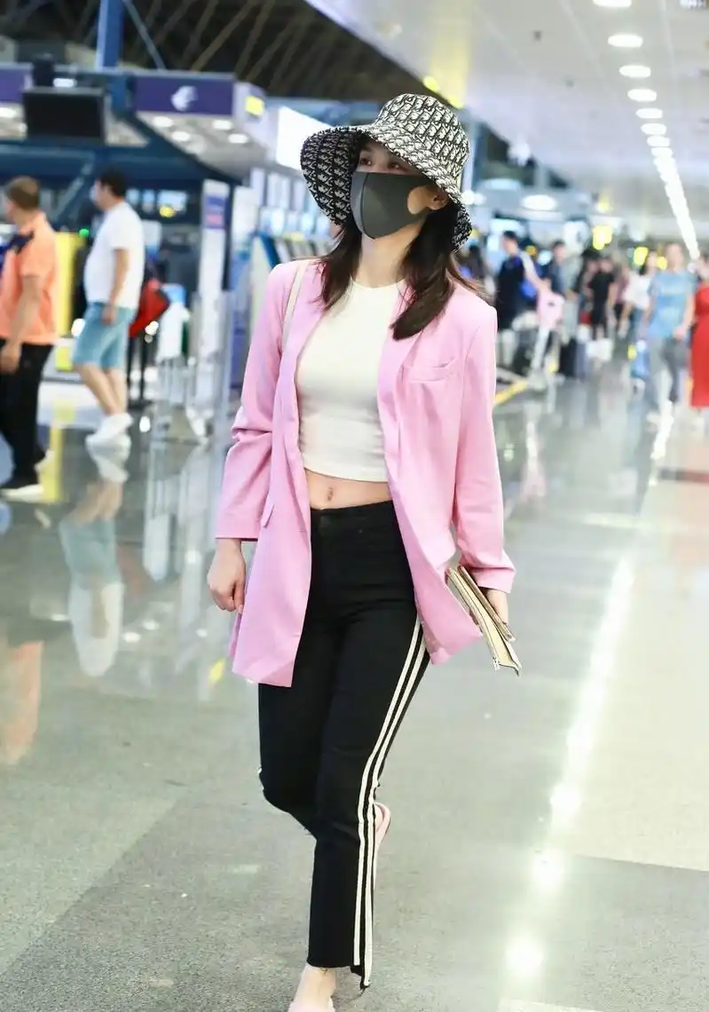 黄圣依真懂时尚上面迪吧下面广场精致穿搭简约有型