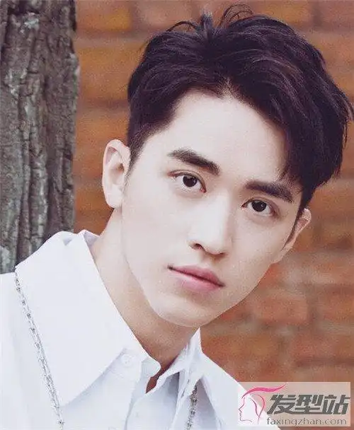 韩式风男生短发,这款帅气偏分烫发,同样适合二十左右的男生,一身西装