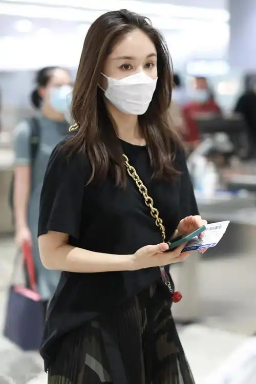 王子文机场照,黑色t恤搭百褶裙,少女气息满满