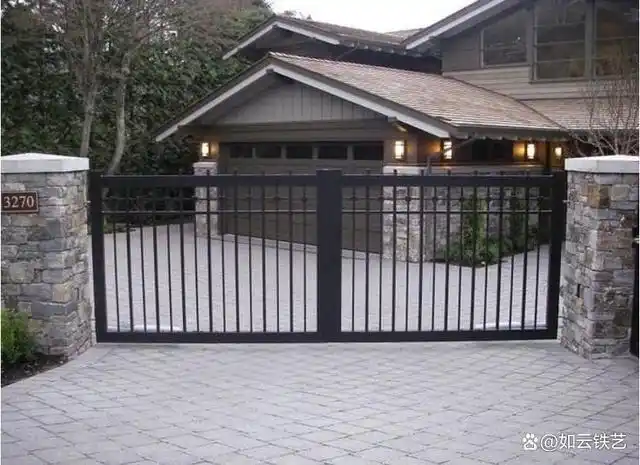 突显小区高端铁艺大门这么选