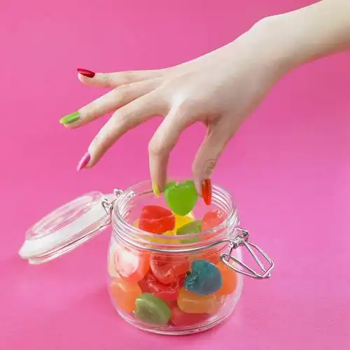 仅一个女性,仅一个人,握,阴影,粉色背景,反射,罐子,影子,食品,糖,糖果