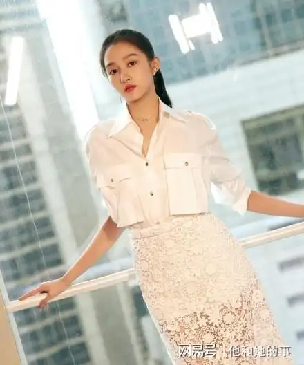 22岁关晓彤真会穿白衬衫搭蕾丝透视裙性感不失少女风