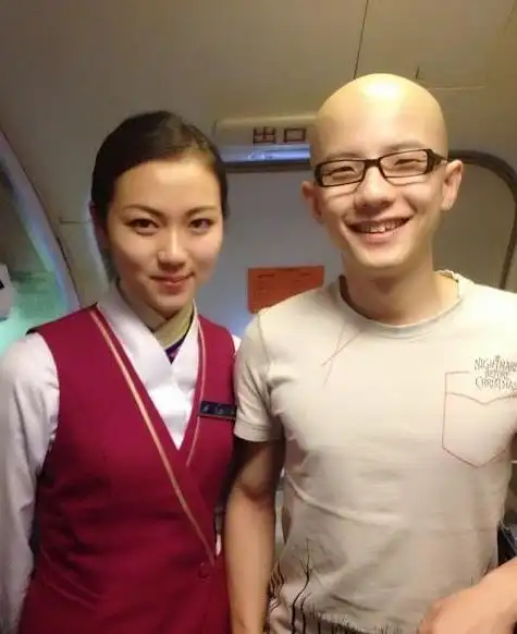 平安标志性的笑容,光头照亮了机舱.