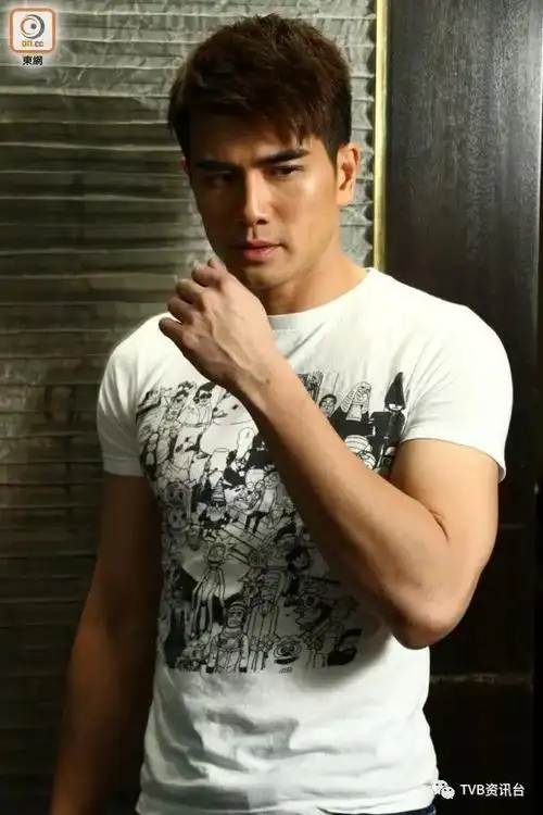 "鸭王"何浩文中暑硬撑!伍允龙抗风沙合眼拍打戏