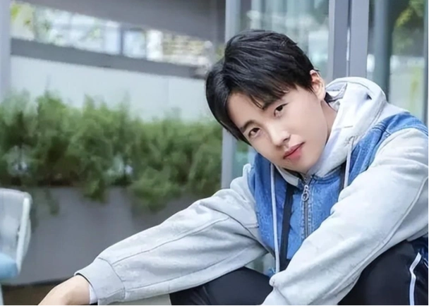 看28岁郭麒麟的近况,才理解王惠说的:生不生孩子决定权在他!