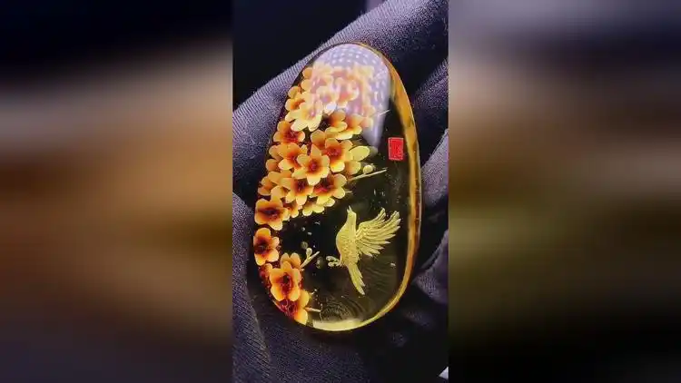 浑然天成的阴雕工艺喜上眉梢