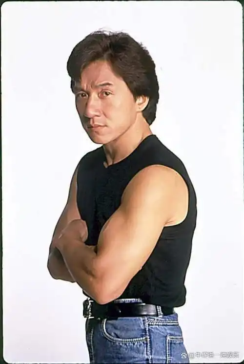 成龙开7人座商务录制河南春晚,4位导演迎接,下车的动作让人意外