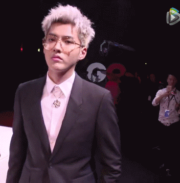 吴亦凡gif动图明星 写真 杂志 男神 发型 长腿 美男 走秀 帅哥