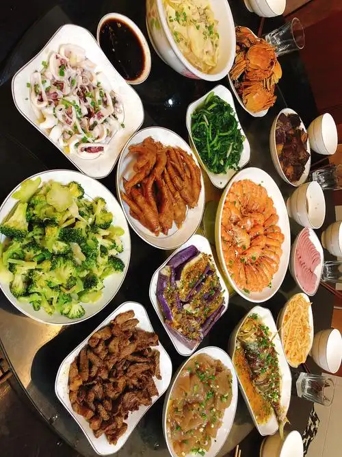 一桌好菜～小伙伴记得我爱吃的西兰花虾鱼蟹～鸡爪～牛百叶～还有暖胃