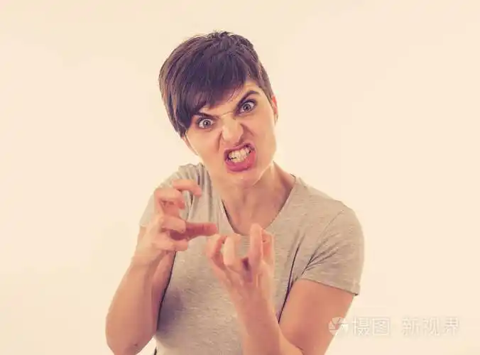 看着疯狂的喊叫和愤怒的手势. 孤立在白色背景上. 面部表情和情绪.