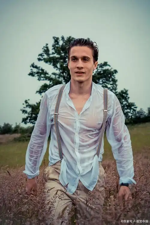 提及英国演员裘德·洛,许多人的脑海中都会浮现出那个英俊潇洒,魅力