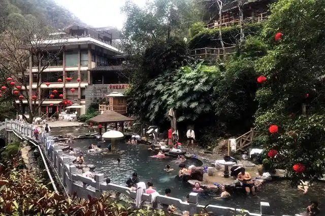 春节期间,桂林龙胜温泉旅游度假区游客络绎不绝,熙熙攘攘