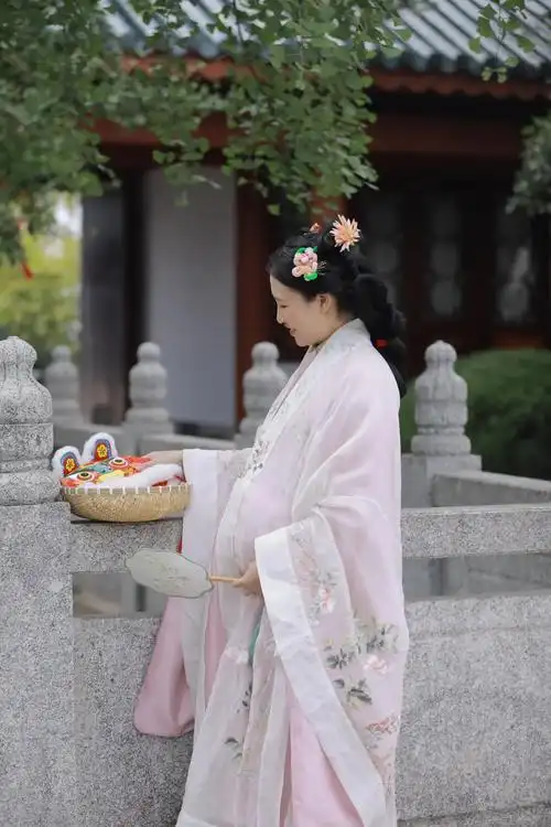 岁月温婉,静待佳音.#明制汉服 #古风孕妇照 #谁穿谁好看 - 抖音